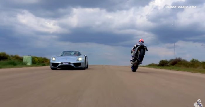 Porsche 918 Spyder vs Yamaha R1 Michelin