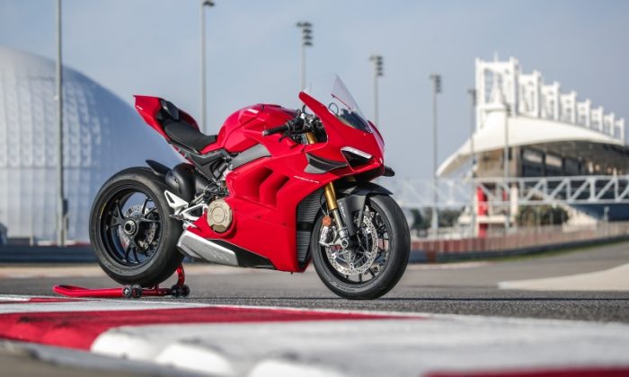 ducati-panigale-v4s-on-original-equipment-tyre-diablo-supercorsa-sp