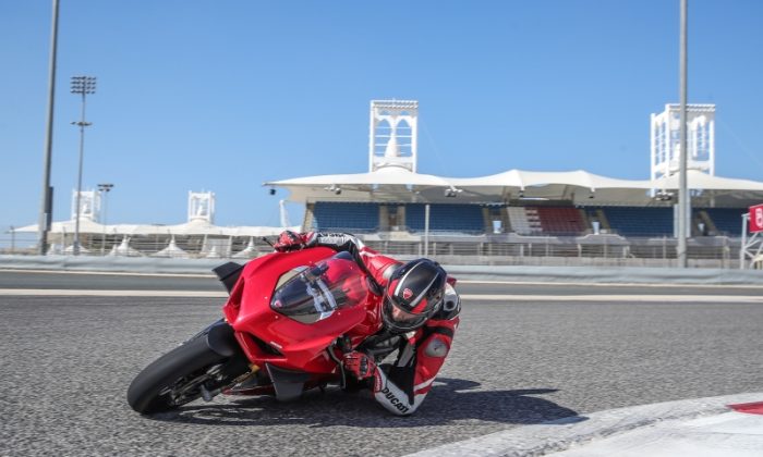 ducati-panigale-v4s-on-track-with-diablo-superbike (1)