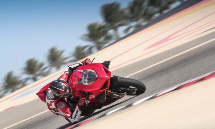ducati-panigale-v4s-on-track-with-diablo-superbike (2)