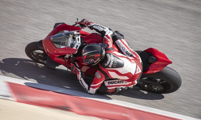 ducati-panigale-v4s-on-track-with-diablo-superbike