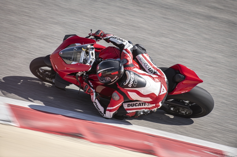 ducati-panigale-v4s-on-track-with-diablo-superbike